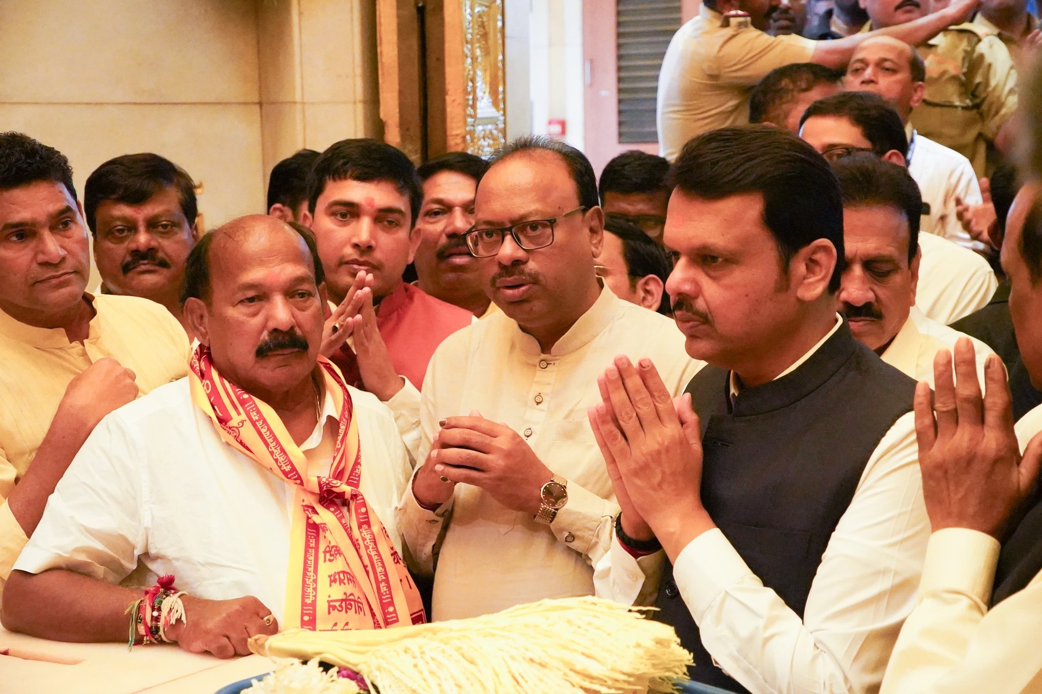 सिद्धि विनायक के दर्शन करने पहुंचे